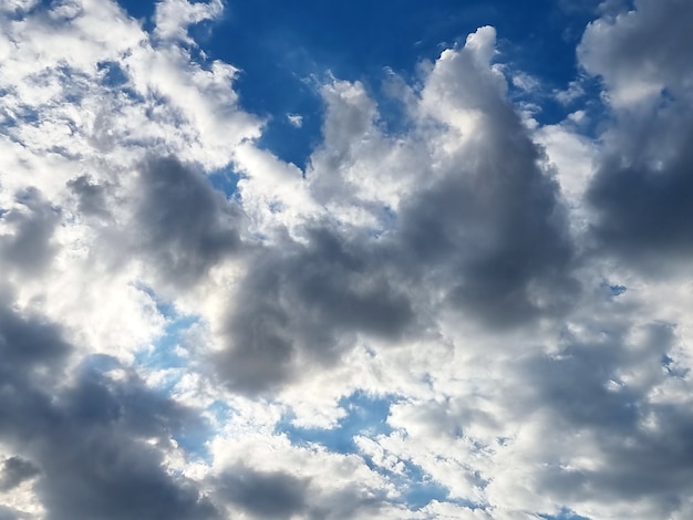 Nimbus nubes en los fondos de cielo azul