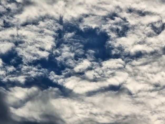 Nimbus nubes en los fondos de cielo azul