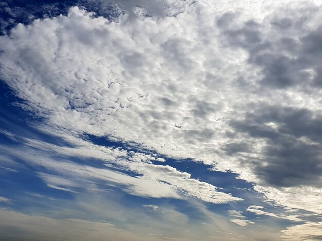 Nimbus-Wolken in den Hintergründen des blauen Himmels