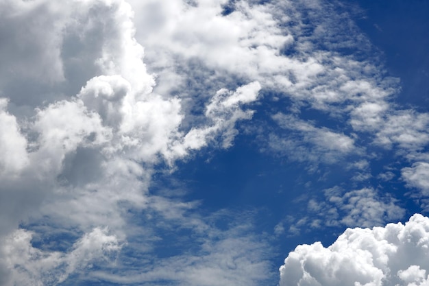 Nimbus-Wolken in den Hintergründen des blauen Himmels