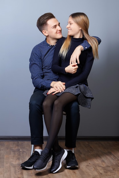 Niña de 22 años, vestida con suéter azul, medias negras y falda corta, zapatillas en los pies, se sentó de rodillas ante su novio.