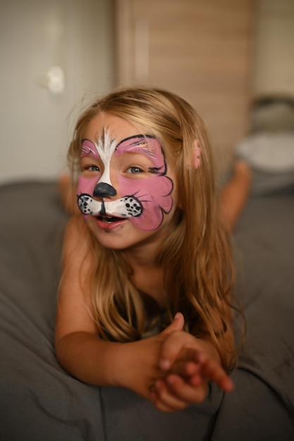 Niña de 3 años con la cara pintada