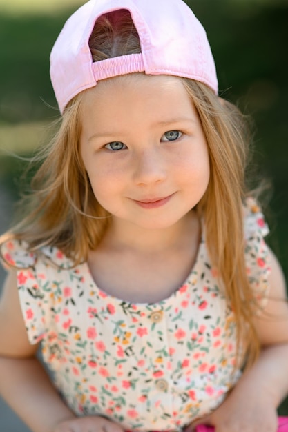 Niña de 3 años con una gorra rosa Primer plano Horario de verano