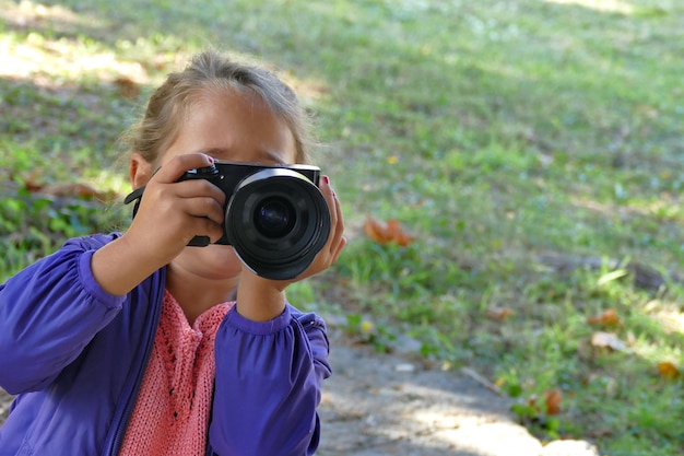 Una niña de 4 años y medio toma una foto como