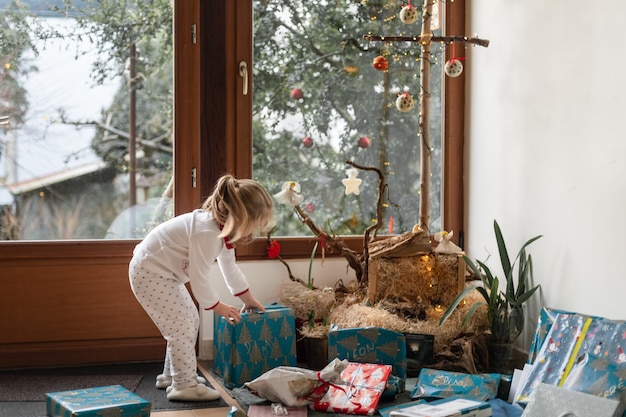 Niña de 4 años se sorprende con un regalo de navidad