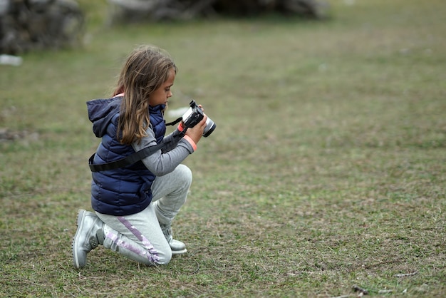 Una niña de 5 años toma fotografías en el Parque Nacional de Sila en Calabria, Italia