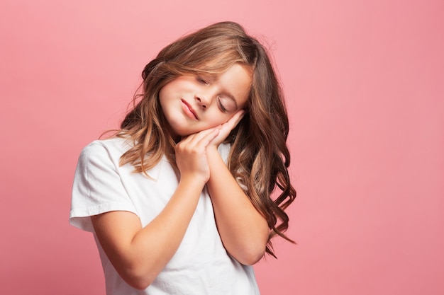 Niña de 7 años en el fondo rosa mostrando sus emociones