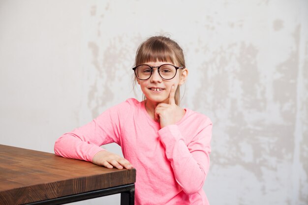 Niña de 8 años con gafas