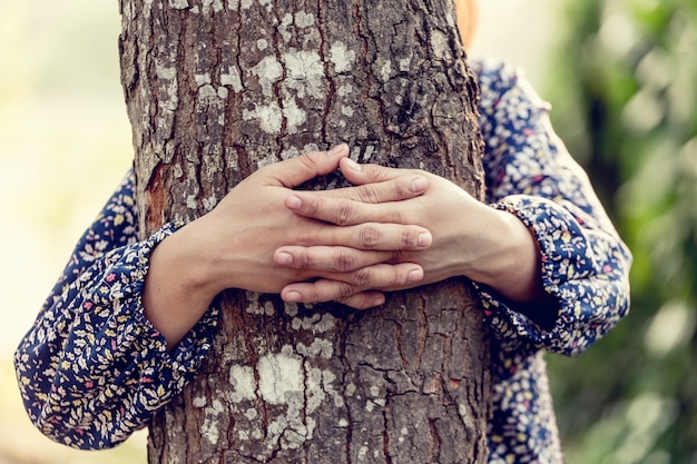 Niña abrazando el arbol