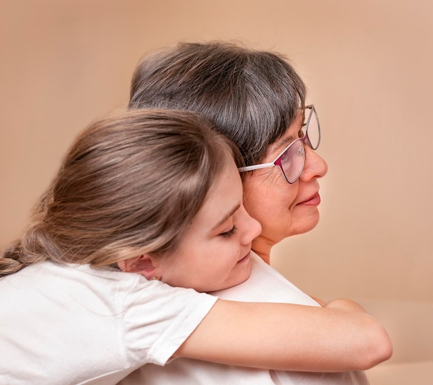 niña abrazando a una mujer adulta desde el primer plano de la espalda