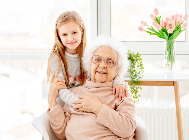 Niña abrazando a su abuela