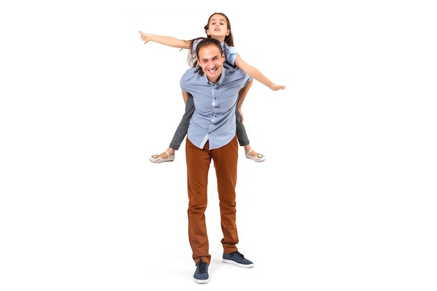 Foto niña abrazando a su padre, aislado sobre un fondo blanco.