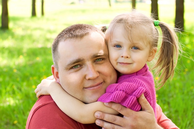 Niña abrazando a su padre