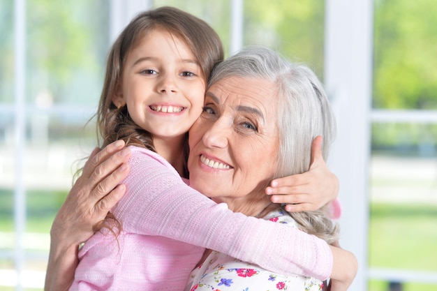 Foto niña, abrazar, abuela