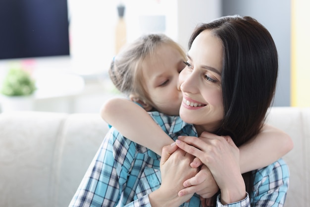 Niña, abrazar, mujer joven, en casa