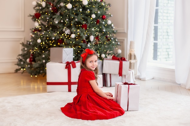 Niña abre regalo de Navidad