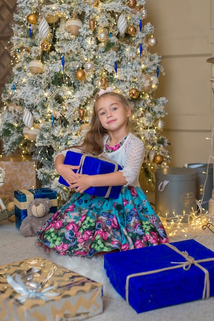 niña abre regalos de navidad