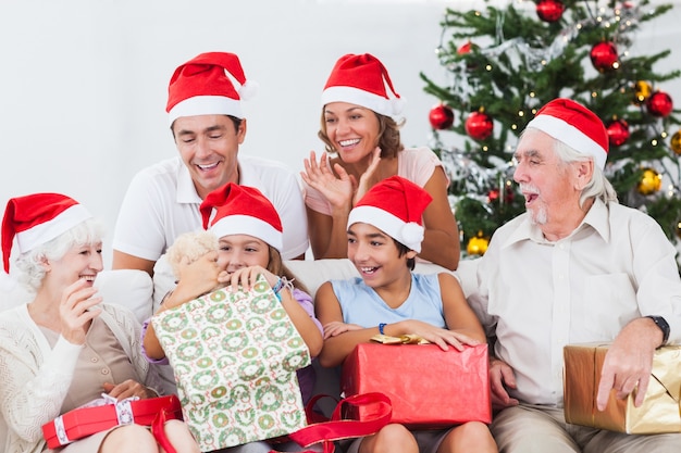 Niña abriendo el regalo de Navidad