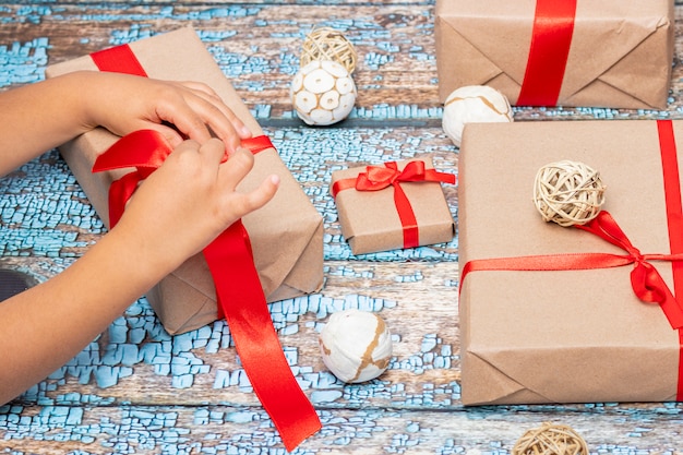 Niña abriendo regalos