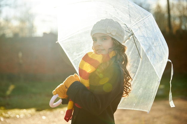 Niña con un abrigo azul con un blanco parque en otoño. foto de alta calidad | Foto Premium