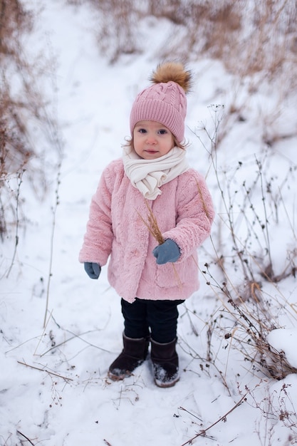 Retrato De Invierno De Niña De Niño Feliz En Orejeras Rosa Caminando Al  Aire Libre En Invierno Nevado Bosque Infancia Feliz Y El Concepto De  Vacaciones De Invierno Activo Foto de stock