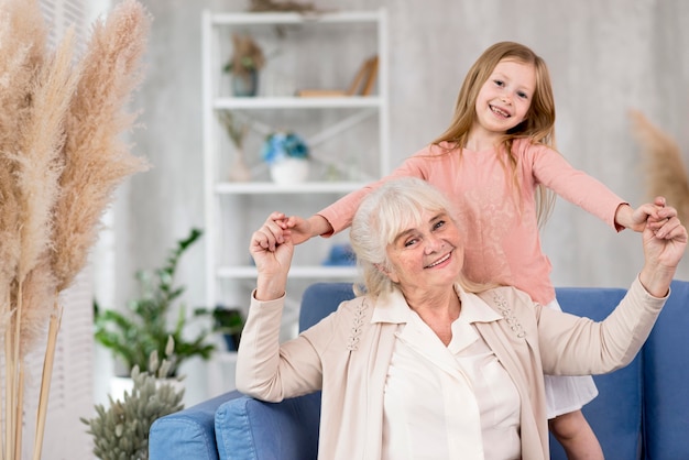 Niña con la abuela en casa