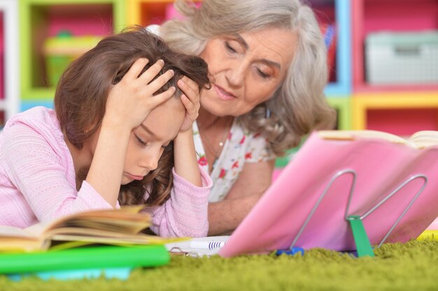 Niña y abuela haciendo la tarea