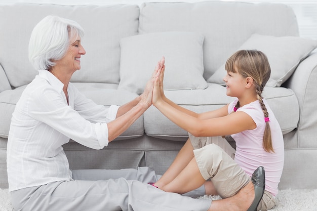 Niña y abuela jugando juntos