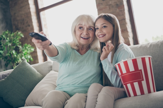 Niña y abuela sentada en el sofá