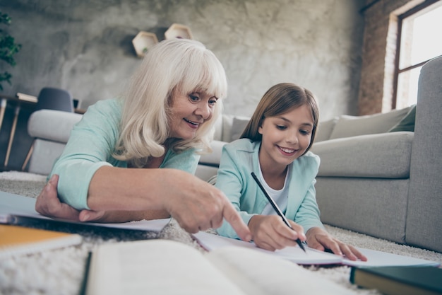 Niña y abuela sentada en el sofá