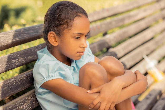 Niña aburrida siendo profunda en sus pensamientos