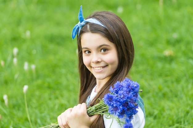 Niña acianos ramo vacaciones saludos feliz día de los niños concepto