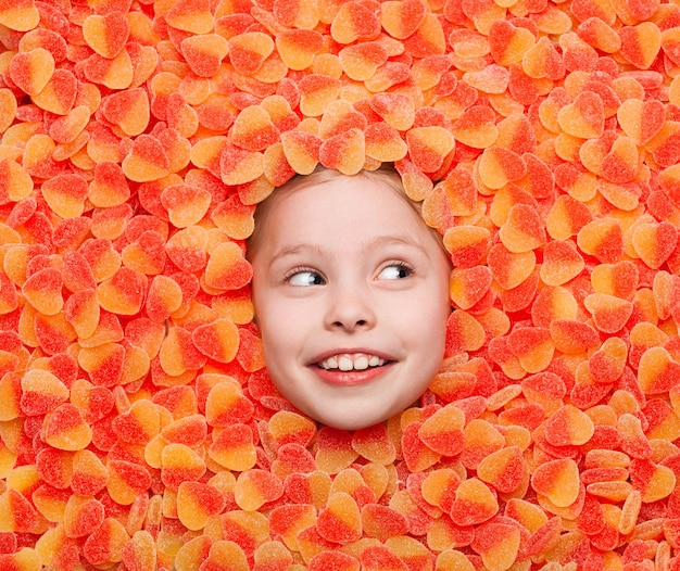 Niña acostada en gelatinas