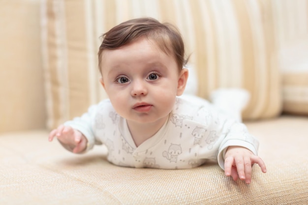 Niña acostada en el sofá en casa