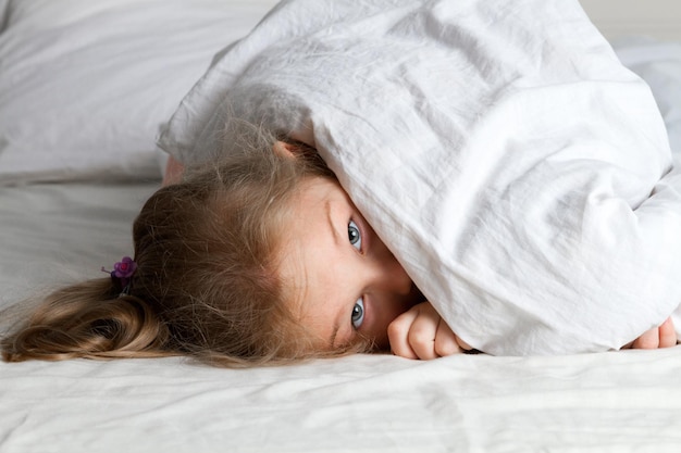 niña, acostado, debajo, manta