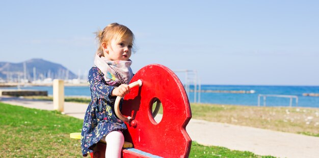 Niña activa en el patio de recreo