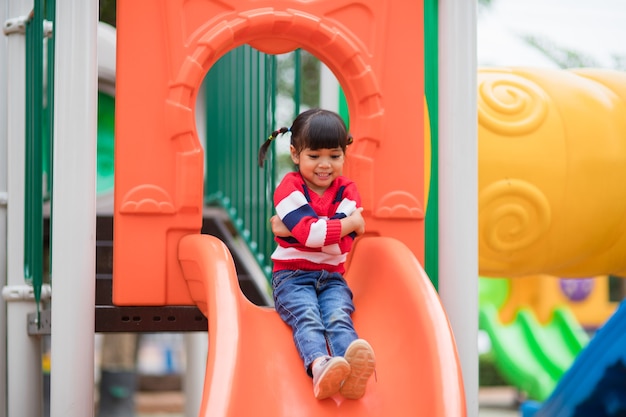 Niña activa en el patio de recreo