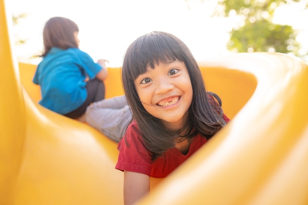 Niña activa en el patio de recreo