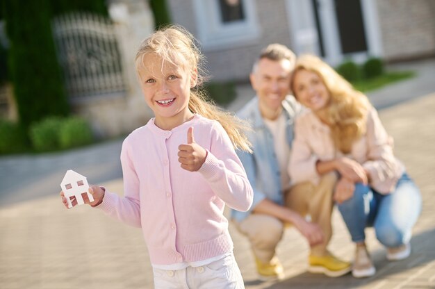 Niña, actuación, casa, señal, y, padres, atrás