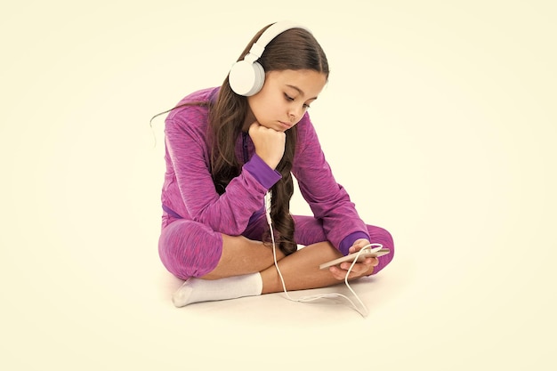 niña adolescente con auriculares con mp3 sentada en el estudio niña adolescente con auriculas con mp3 en la foto de fondo de niña adolescente en aurículas con reproductor de mp3 niña adolescentes en auriculares Con mp3 aislado en blanco