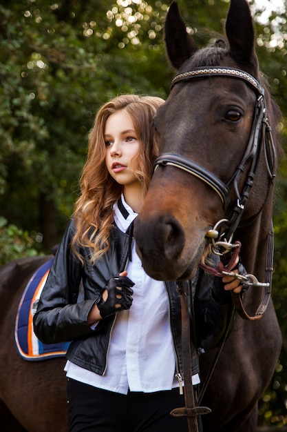 Niña adolescente con un caballo