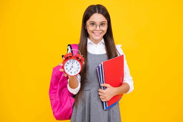 Niña adolescente de la escuela revisando el tiempo Colegiala con alarma de reloj Hora de la escuela Cara feliz positiva