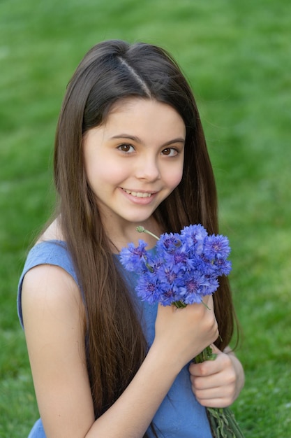 Niña adolescente feliz con flores niña bonita con ramo de primavera retrato de niña linda