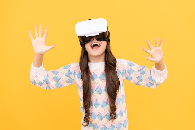 Niña adolescente feliz usa gafas vr usando tecnología futura para la educación en innovación de realidad virtual