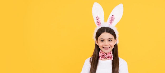 Niña adolescente feliz usar orejas de conejo feliz Pascua infancia felicidad niño en orejas de conejo Cartel horizontal de niño de Pascua Encabezado de banner web de espacio de copia de niño conejito