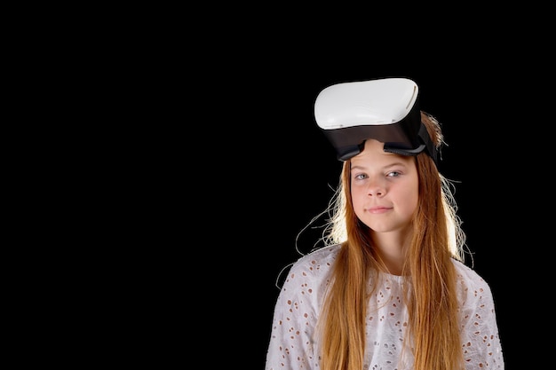 Niña adolescente con gafas VR e interactuando con el concepto de tecnología de entretenimiento de realidad virtual