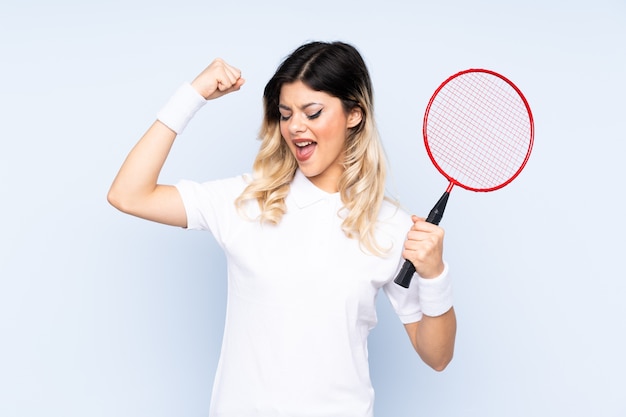 Niña adolescente, jugar al bádminton