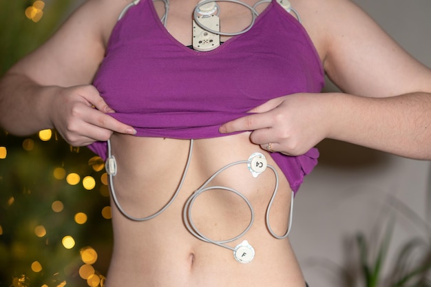 Foto niña adolescente con monitor cardíaco estudio del trabajo de la cardiología del corazón