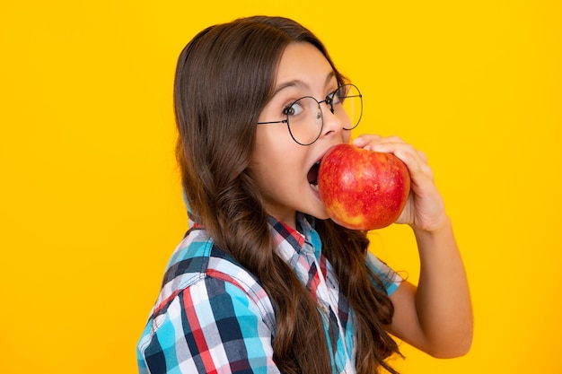 Niña adolescente niño mordiendo sabrosa manzana verde