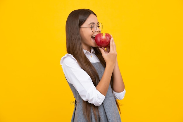 Niña adolescente con retrato aislado de manzana